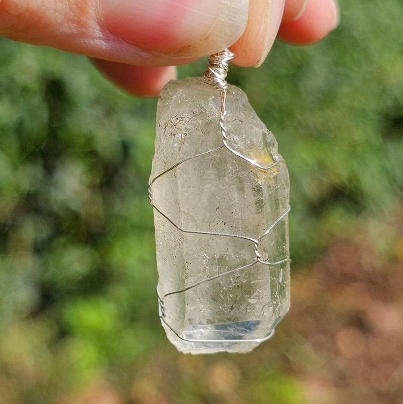 Rå Bjergkrystal vedhæng.
Håndflettet🧙♀️